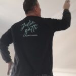 Trabajador de Julia Gatti pintando una casa